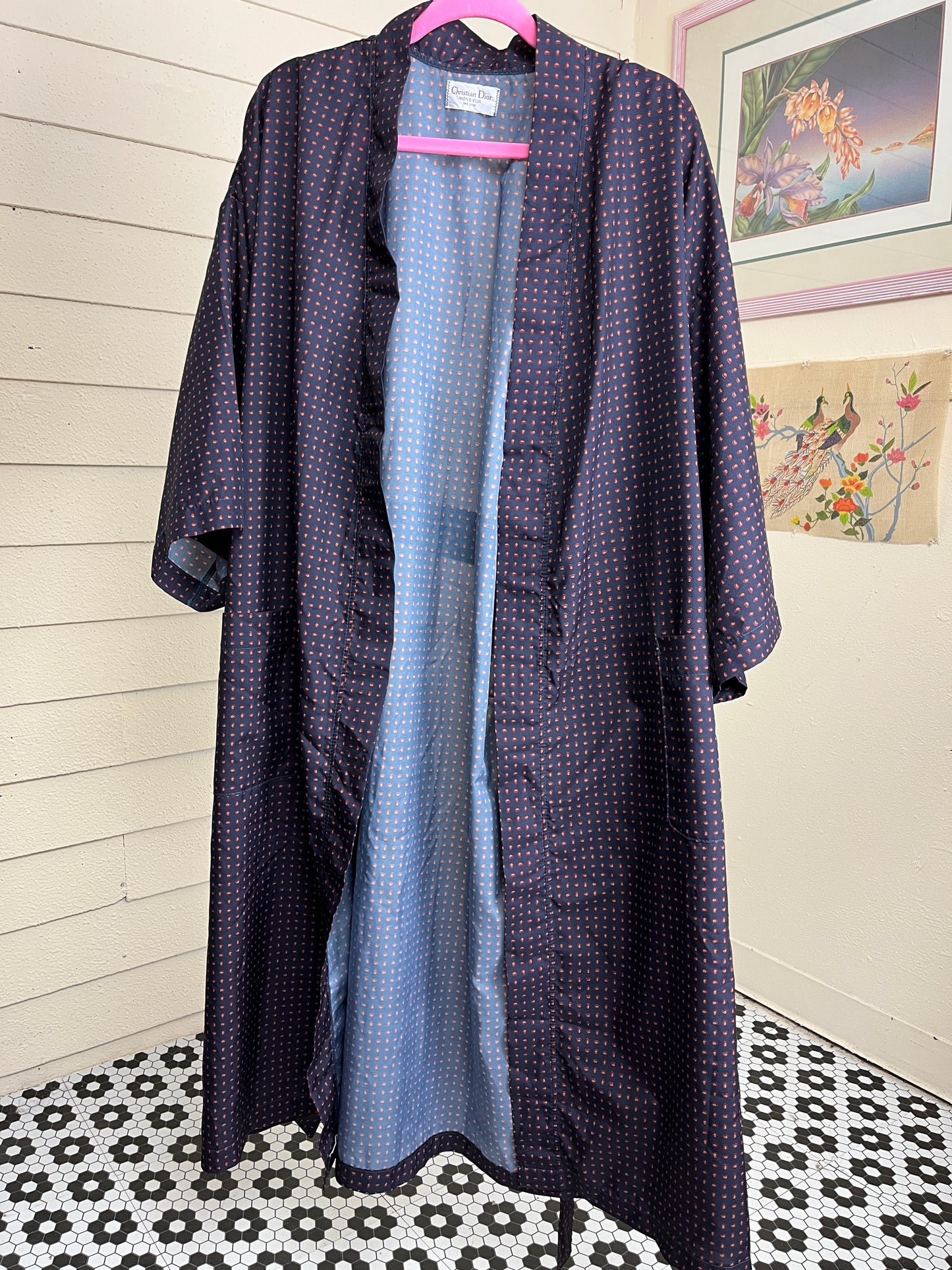 brandnew2ndhand.biz - Vintage Christian Dior Paisley Kimono Robe Smooth,  soft & sexy, this robe is ready for it aLL. Easy on the eyes with a classic  Paisley pattern, 2 pockets, kimono-style sleeves