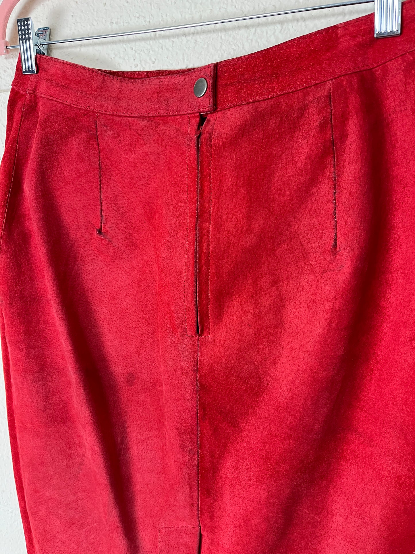1980s G III CHERRY RED SUEDE SNAP BACK ZIP BACK SKIRT - size xs to small