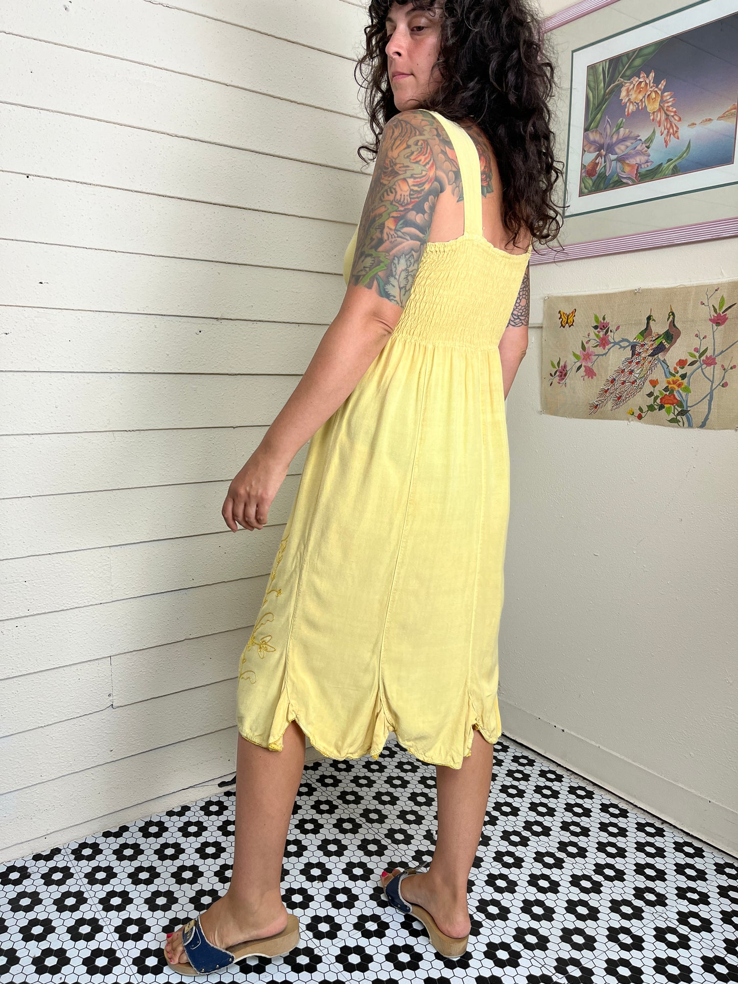 90s EMBROIDERED BUTTER YELLOW DRESS